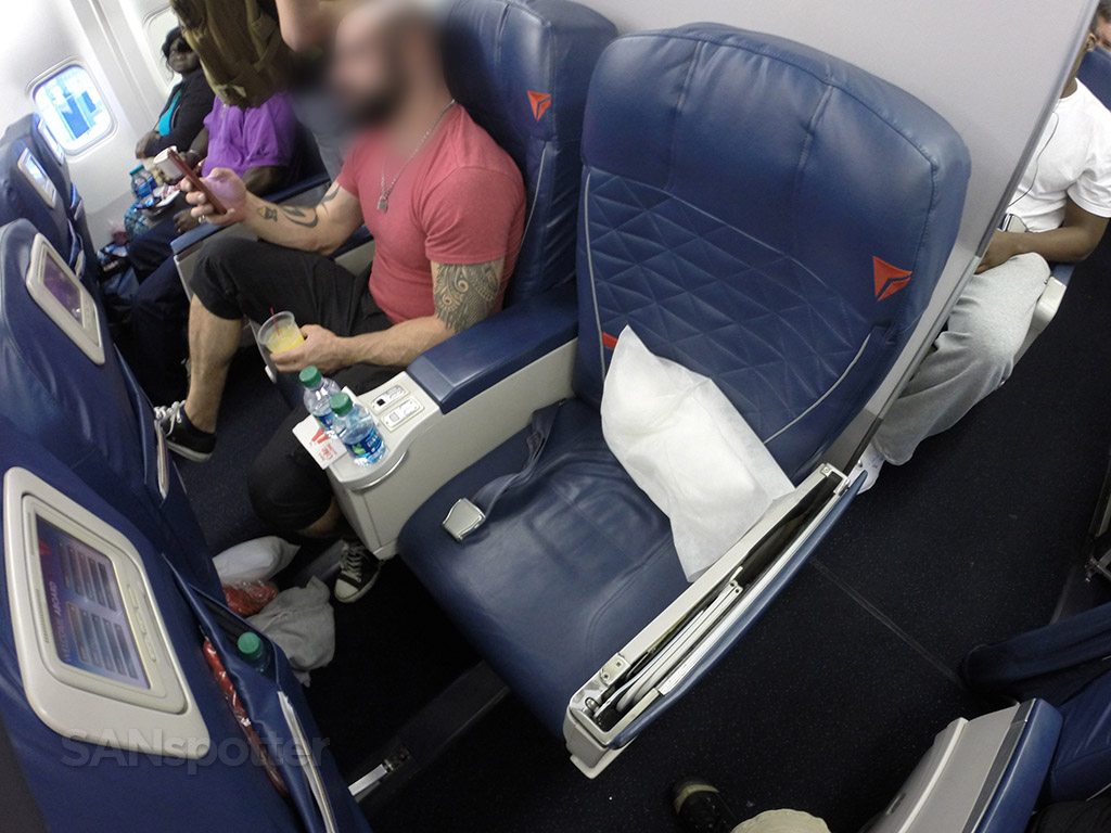 Delta-Air-Lines-Fleet-Boeing-767-300-Domestic-last-seats-row-of-the-first-class-cabin-Photos.jpg