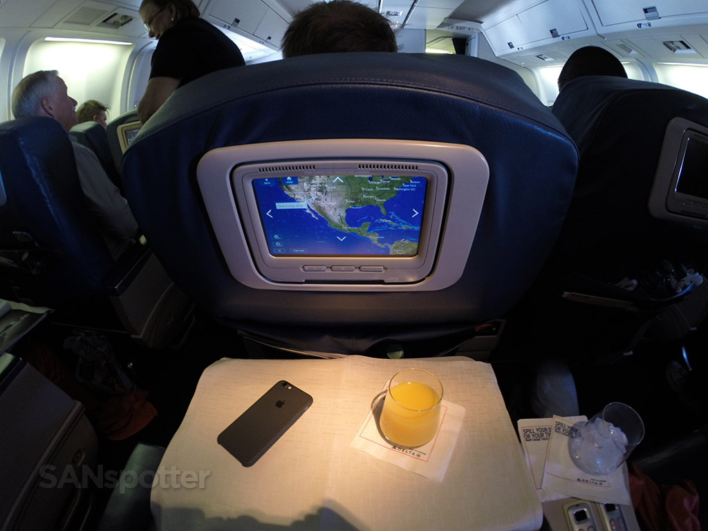 Delta-Air-Lines-Fleet-Boeing-767-300-domestic-first-class-drink-service-came-shortly-after-departure-@SANspotter.jpg