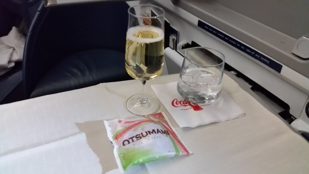 Delta Air Lines Fleet Boeing 777-200ER Business Elite Class (DELTA ONE) inflight beverages services champagne and rice crackers