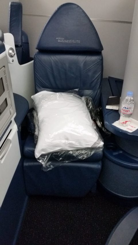Delta Air Lines Fleet Boeing 777-200ER Business Elite Class (DELTA ONE) private seats photos