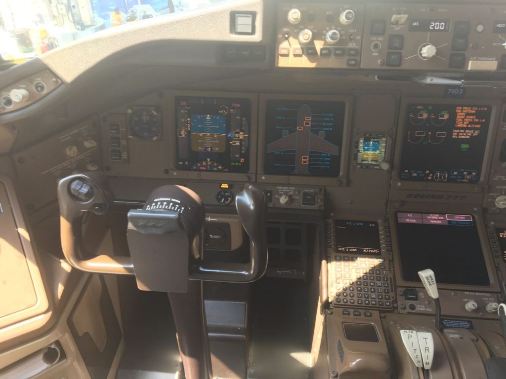 Delta Air Lines Fleet Boeing 777-200LR pilot:crew cabin and cockpit view photos-2