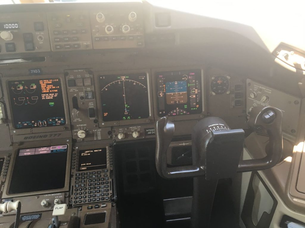 Delta Air Lines Fleet Boeing 777-200LR pilot:crew cabin and cockpit view photos-3