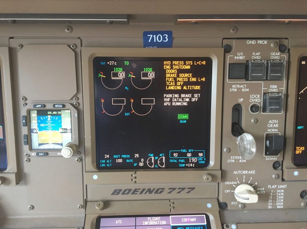 Delta Air Lines Fleet Boeing 777-200LR pilot:crew cabin and cockpit view photos-4