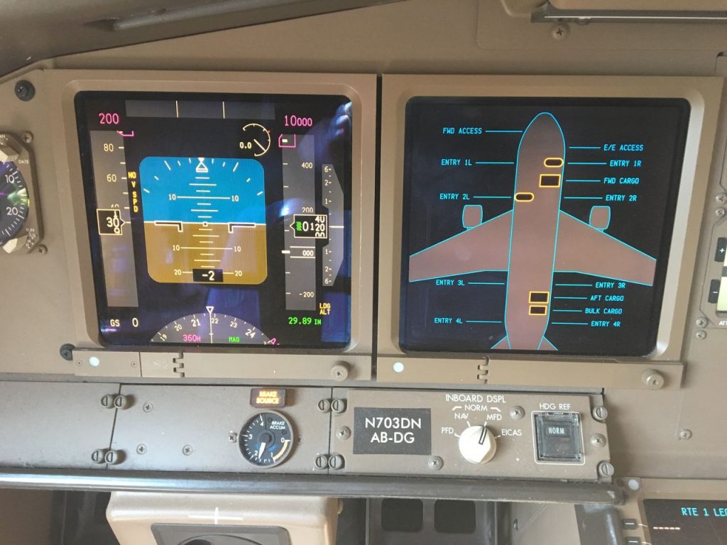Delta Air Lines Fleet Boeing 777-200LR pilot:crew cabin and cockpit view photos-5