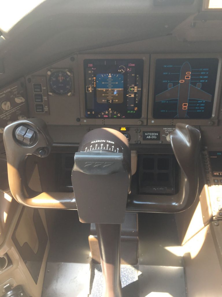 Delta Air Lines Fleet Boeing 777-200LR pilot:crew cabin and cockpit view photos-7