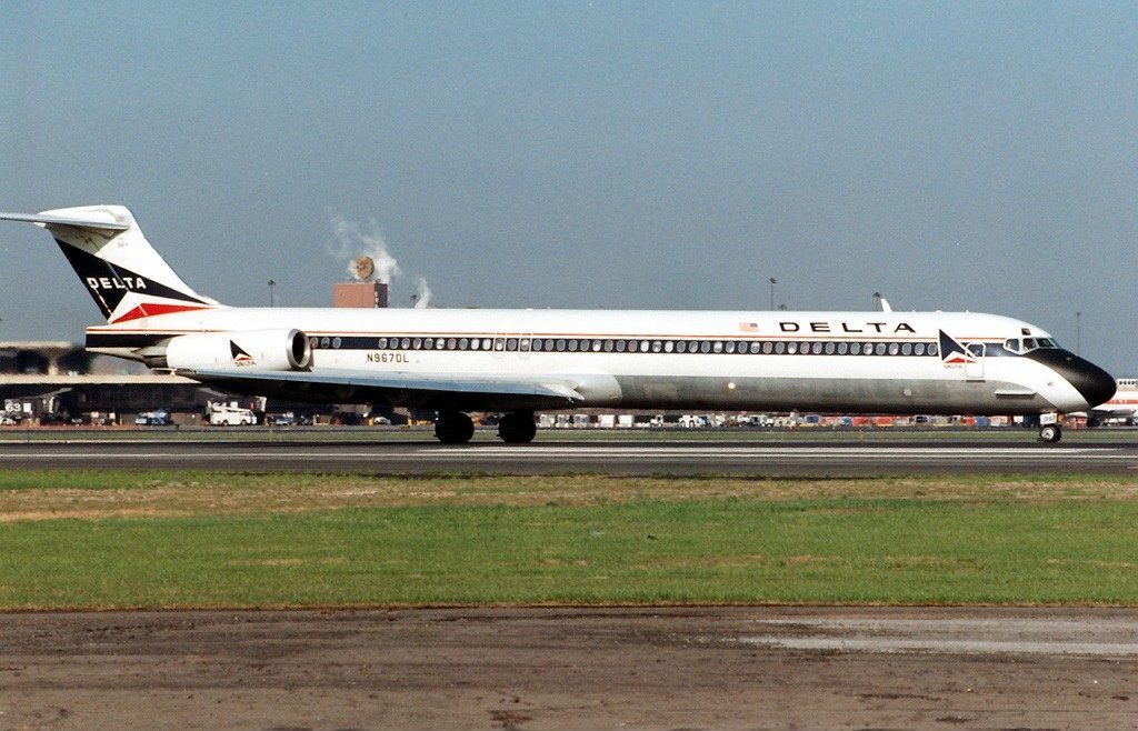 Delta Air Lines Fleet McDonnell Douglas MD-88 N967DL (retro livery colors) taxiing @EWR Newark Liberty International Airport