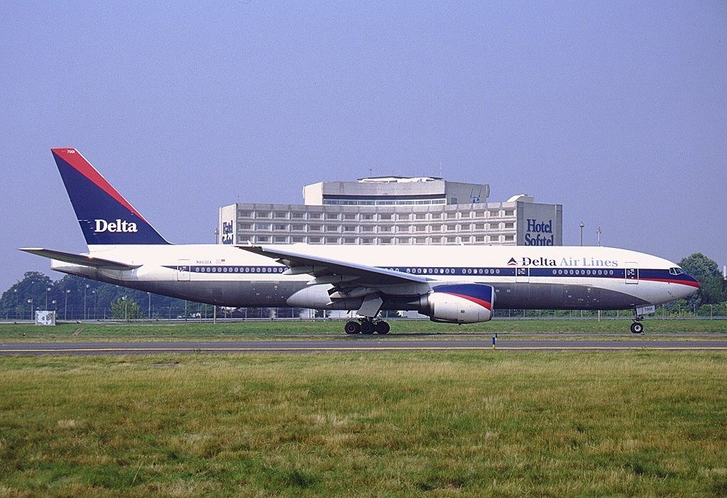 Delta Air Lines Fleet N860DA Boeing 777-232(ER) cn:serial number- 29951:202 at Paris - Charles de Gaulle (Roissy) (CDG : LFPG), France