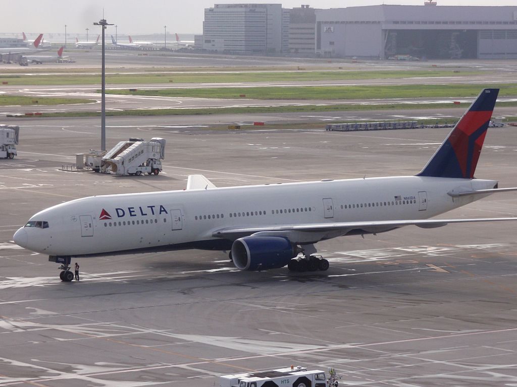 Delta Air Lines Fleet N865DA Boeing 777-232(ER) at Tokyo Int'l Airport Japan