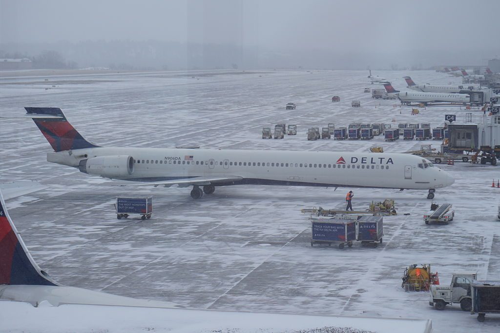Delta Air Lines Fleet N906DA McDonnell Douglas MD-90-30 at Minneapolis–Saint Paul International Airport in Hennepin County, Minnesota (United States)