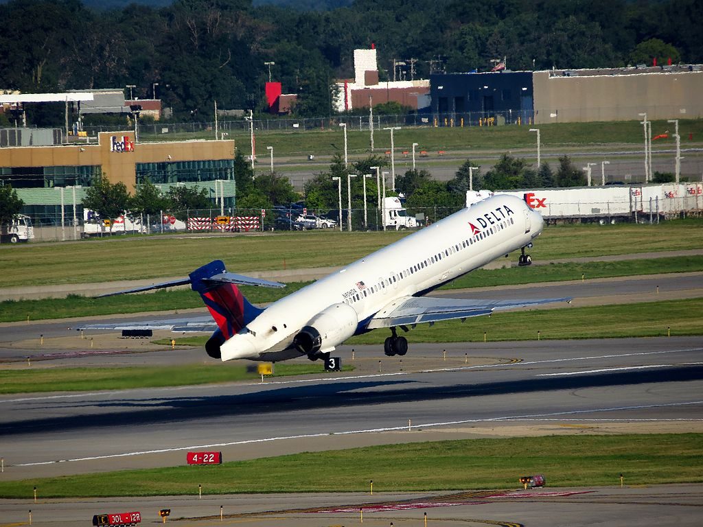 Delta Air Lines Fleet N906DA McDonnell Douglas MD-90-30 departure Minneapolis–Saint Paul International Airport in Hennepin County, Minnesota (United States)