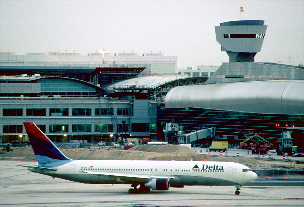 Delta Air Lines Old Aircraft Fleet Boeing 767-332 N117DL Retro Livery @MIA Miami International Airport 03.09.2005