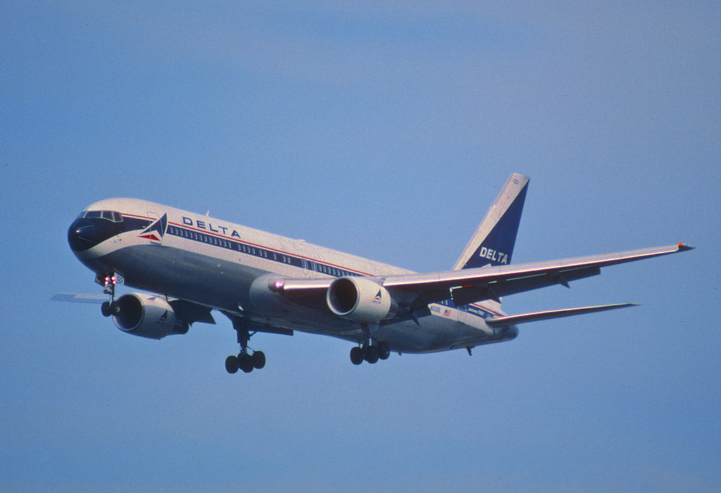 Delta Air Lines Old Aircraft Fleet Boeing 767-332 Retro Livery Colors; N122DL @FLL 30.01.1998 Fort Lauderdale–Hollywood International Airport