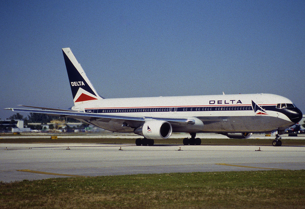 Delta Air Lines Old Aircraft Livery Boeing 767-332 N117DL @FLL Fort Lauderdale–Hollywood International Airport 30.01.1998