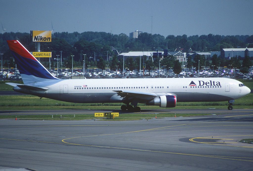 Delta Air Lines Old Livery Aircraft Boeing 767-332ER, N190DN @AMS Amsterdam Airport Schiphol 28.05.2005