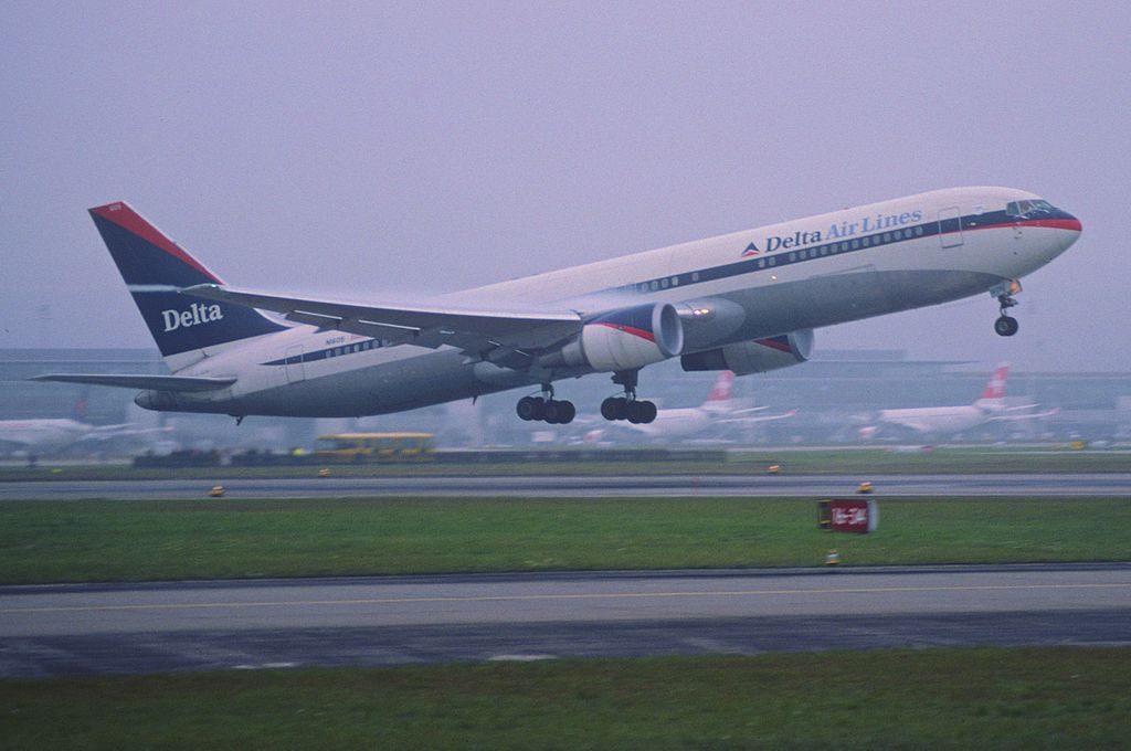 Delta Air Lines (retro livery) Boeing 767-332ER; N1605 take off @ZRH Zurich Airport 15.10.2005