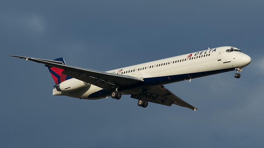 McDonnell Douglas MD-88 of Delta Air Lines N913DL on Short final at Detroit Metropolitan Wayne County Airport