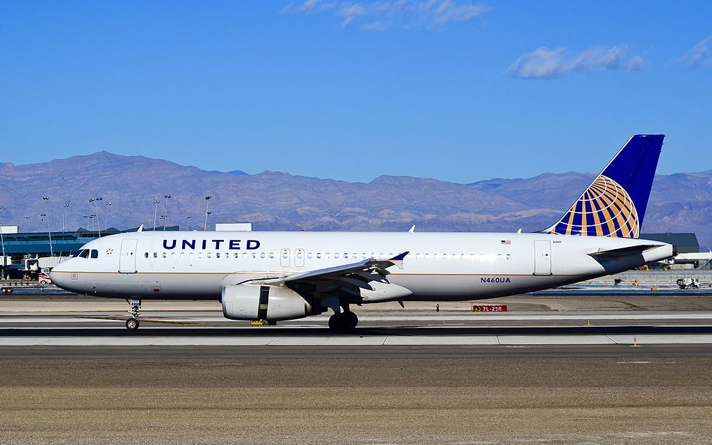 N460UA United Airlines Fleet Airbus A320-232 landing (reverse thrust engine) at Las Vegas - McCarran International (LAS : KLAS) USA - Nevada