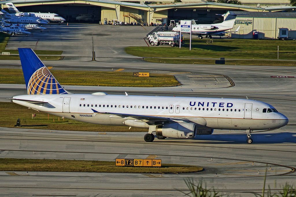 Narrow Body Aircraft Airbus A320-200 of United Airlines N445UA at Fort Lauderdale – Hollywood International Airport