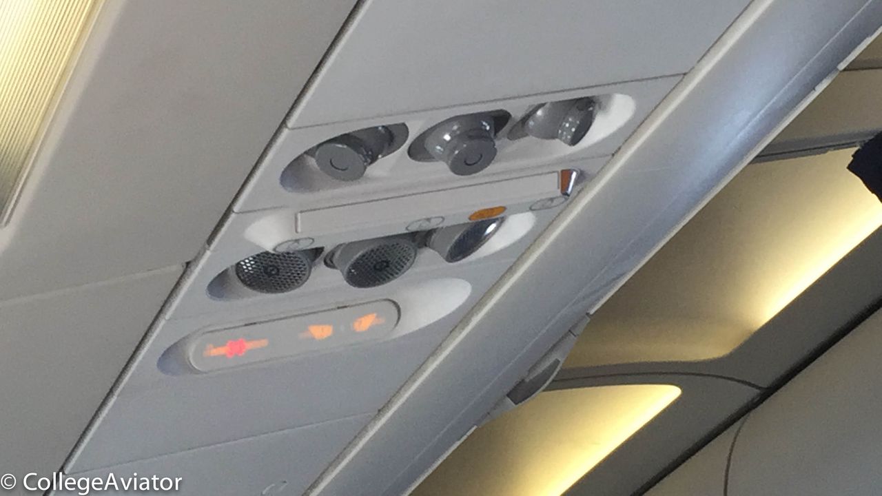 United Airlines Airbus A319-100 Economy Plus (Premium Eco) cabin overhead panel photos @CollegeAviator