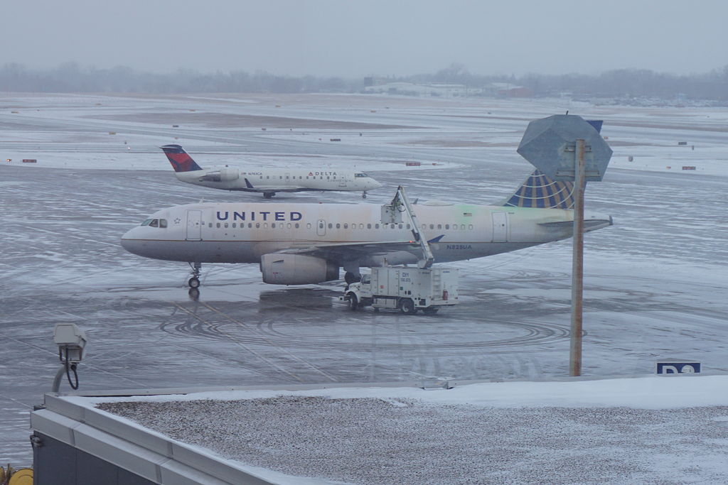 United Airlines Airbus A319 N828UA and Delta Connection Bombardier CRJ100 N783CA at Minneapolis–Saint Paul International Airport in Hennepin County, Minnesota (United States)