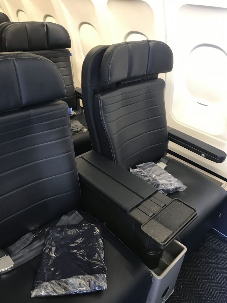United Airlines Fleet Airbus A320-200 Business Class:Domestic First:United First refurbished Seats photos