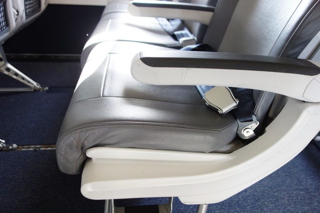 United Airlines Fleet Airbus A320-200 Premium Eco:Economy Plus Cabin Seats Armrest and Belt Photos