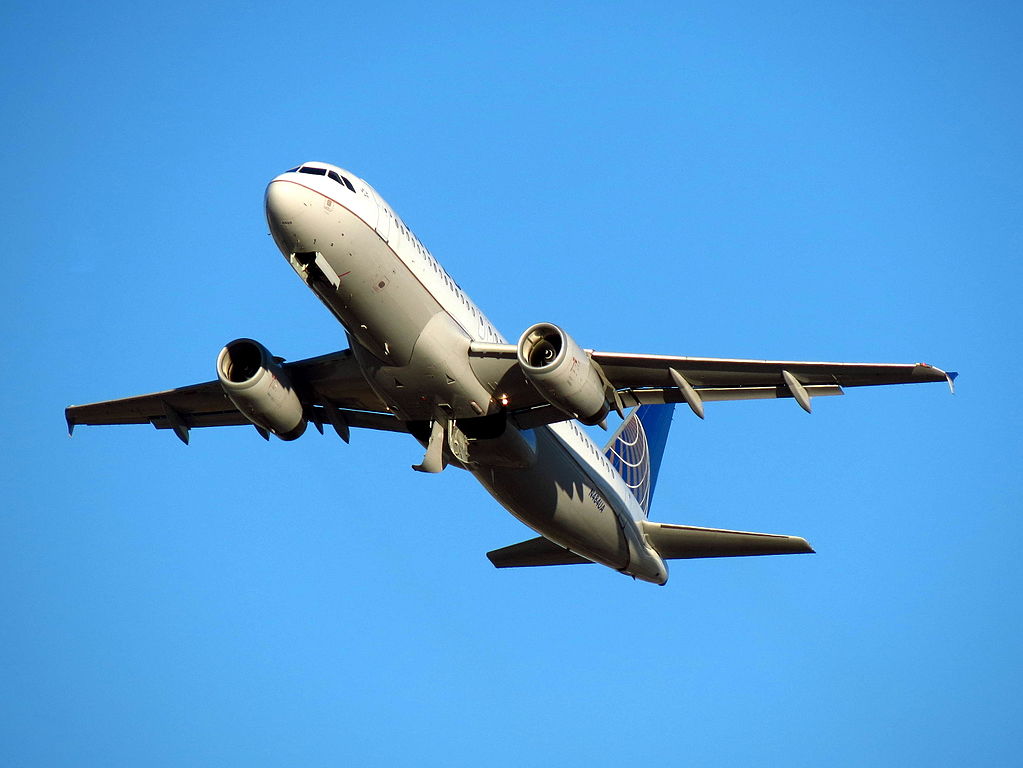 United Airlines Fleet N484UA Airbus A320-200 takeoff and landing at Hartsfield-Jackson Atlanta International Airport