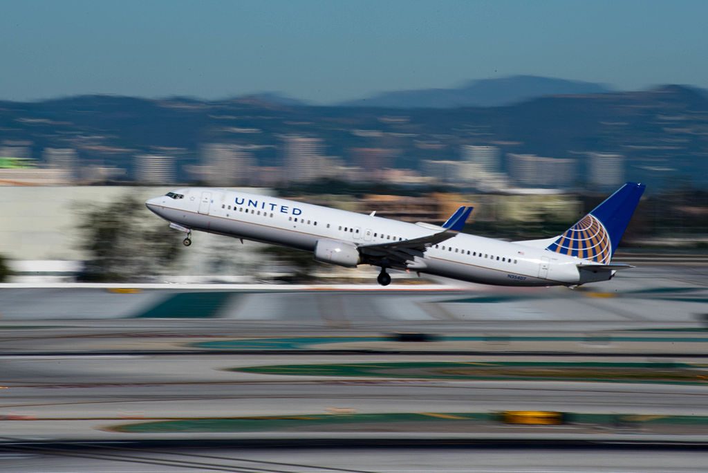 Boeing 737-924(w) ‘N35407’ United Airlines c:n 30124, l:n 951 landing and takeoff at LAX