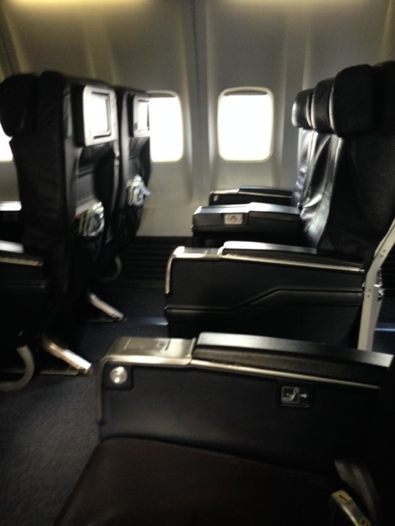 United Airlines Fleet Boeing 737-700 Business Class:Domestic First Seating Chart and Seat maps