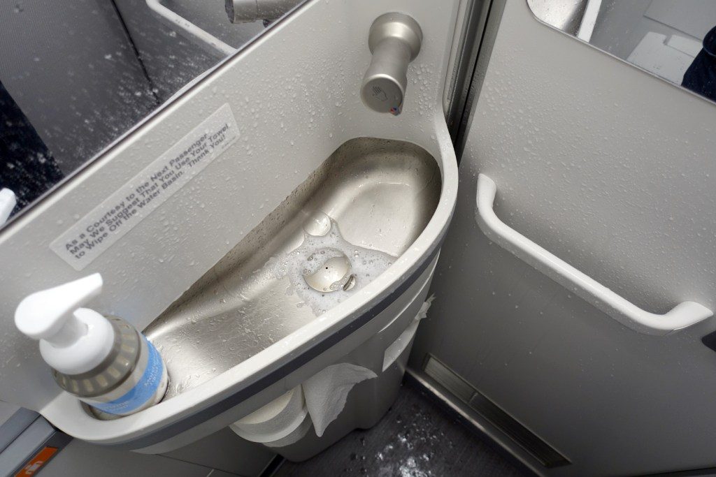 United-Airlines-Fleet-Boeing-737-Max-9-N67501-Aircraft-narrow-lavatorytoiletbathroom-inflight-photos.jpg