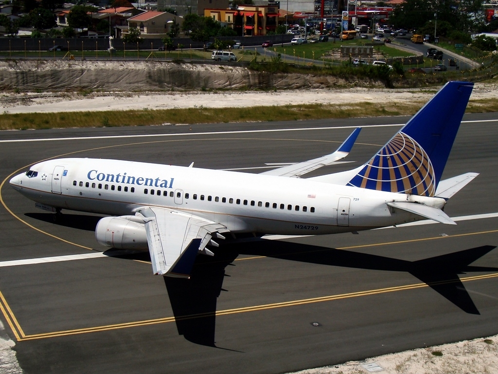 United Airlines Fleet N24729 (ex Continental Airlines) Boeing 737-724 cn:serial number- 28945:325 turn around on runway at Tegucigalpa Toncontin Int'l - MHTG, Honduras