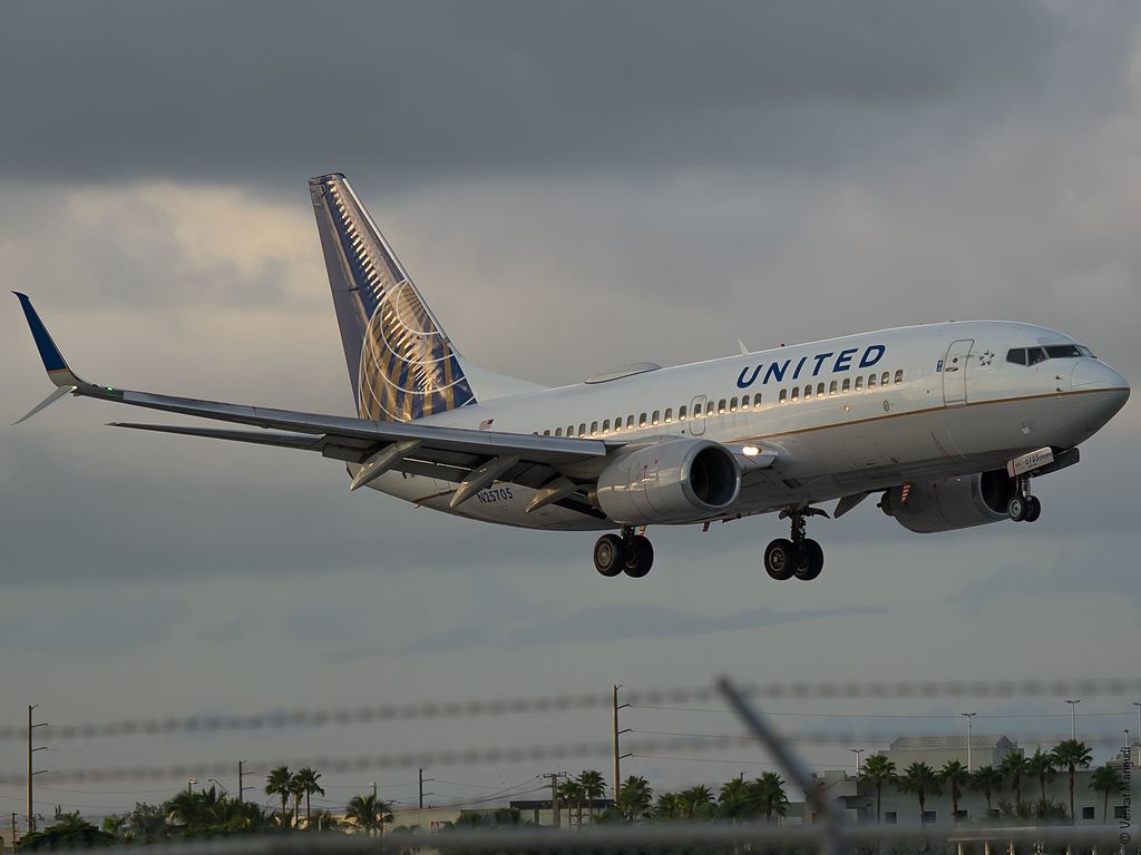 United Airlines Fleet N25705 (ex Continental Airlines) Boeing 737-724 cn:serial number- 28766:46 short final before landing at Miami International Airport
