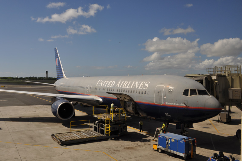 Boeing 767 322ER cnserial number 30028834 United Airlines Fleet N676UA unload checked baggage at Daniel K. Inouye International Airport Honolulu