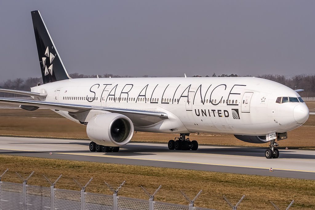 N218UA United Airlines Aircraft Boeing 777 222ER STAR ALLIANCE LIVERY coming in from Washington Dulles Int´l KIAD on Rwy25R at Frankfurt EDDF