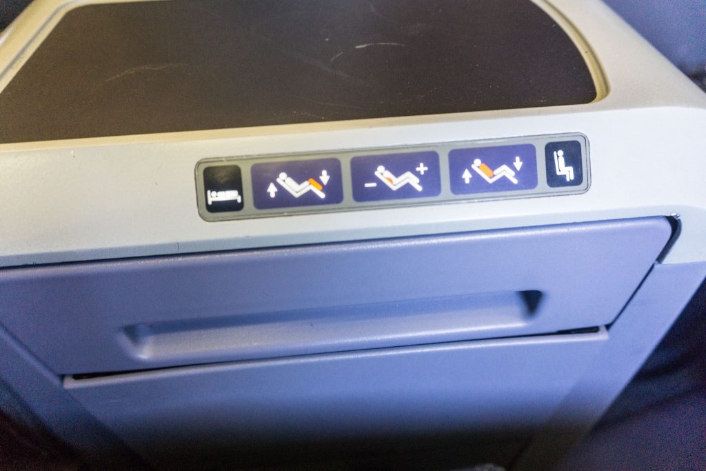 United Airlines Aircraft Fleet Boeing 757-200 Polaris Business:First Class Cabin seats control panel and pullout tray table