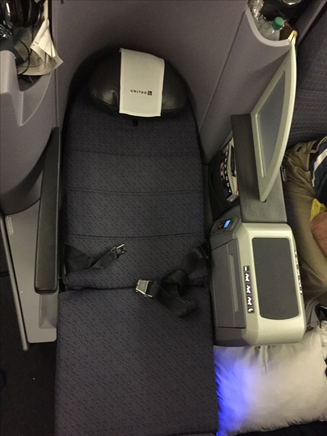 United Airlines Aircraft Fleet Boeing 777 200 BusinessFirst Class Cabin Seats Flat Bed Mode Layout