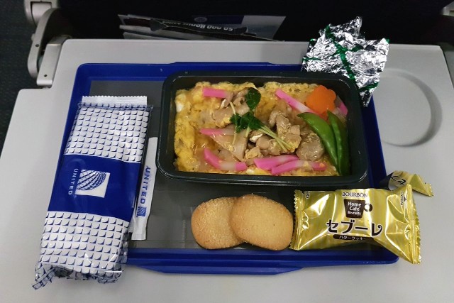 United Airlines Aircraft Fleet Boeing 777 200ER Economy Class Cabin inflight amenities meal food services Oyakodon chicken egg rice