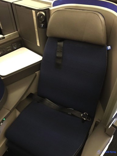 United Airlines Aircraft Fleet Boeing 777 300ER Polaris Business Class cabin seats that angle to aisle have reduced privacy @rewardflying