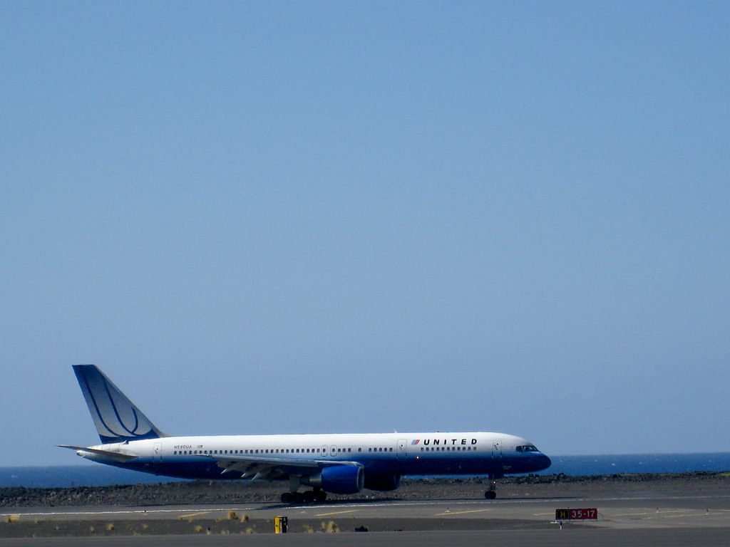 United Airlines Aircraft Fleet N590UA Boeing 757-222 cn:serial number- 28708:785 at Ellison Onizuka Kona International Airport at Keāhole is on the Island of Hawaiʻi, in Kalaoa