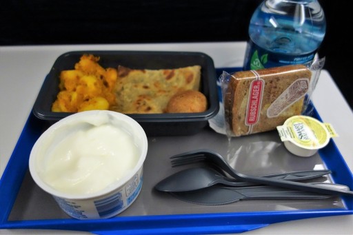 United Airlines Fleet Widebody Aircraft Boeing 777 200 Economy Class Cabin Inflight Amenities second meal service hot Hindu meal