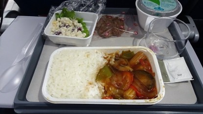 Airbus-A330-200-Hawaiian-Airlines-Economy-Class-Cabin-Meal-Services-meatless-stir-fried-vegetables-rice-and-pasta-salad