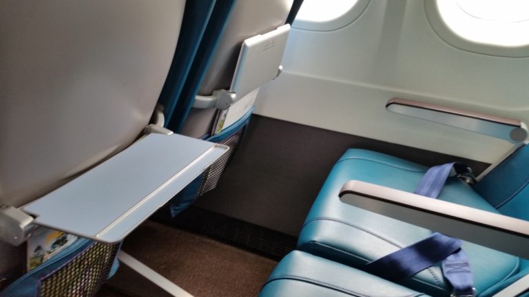 Boeing 717 200 Hawaiian Airlines main cabin economy class seats pitch legroom photos