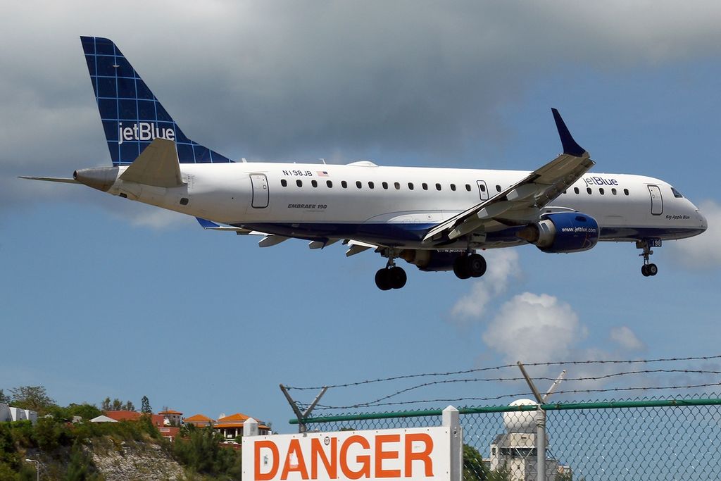 Embraer ERJ 190 100IGW 190AR JetBlue Airways N198JB Blue 4 U at St. Maarten Princess Juliana SXM TNCM