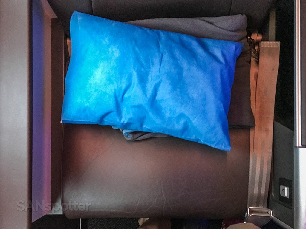 Hawaiian Airlines Aircraft Fleet Airbus A321neo First Class Cabin Seats with pillow and blankets @SANspotter