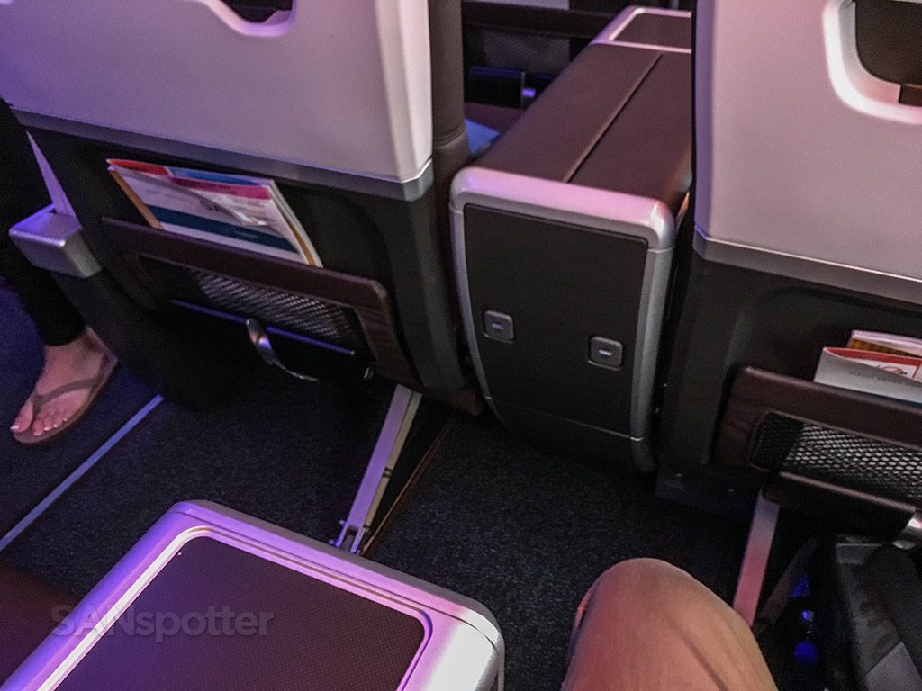 Hawaiian Airlines Aircraft Fleet Airbus A321neo First Class Cabin USB outlets between the seats Photos @SANspotter