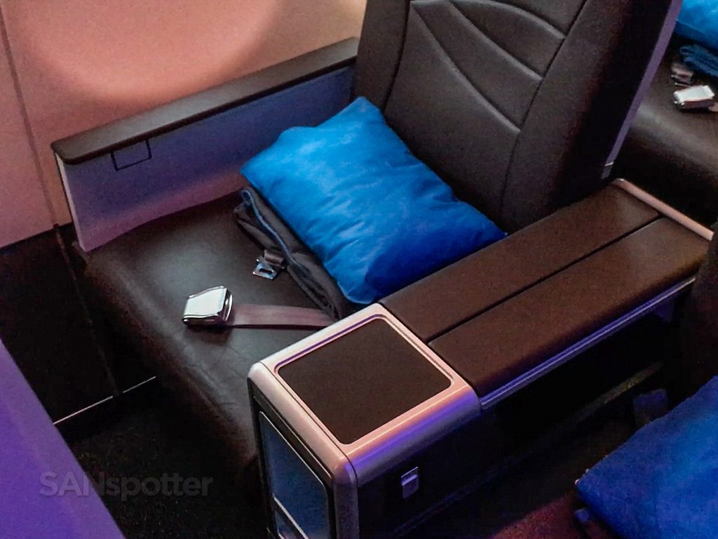 Hawaiian Airlines Aircraft Fleet Airbus A321neo First Class Cabin brown leather seats and gorgeous purple and blue mood lighting @SANspotter