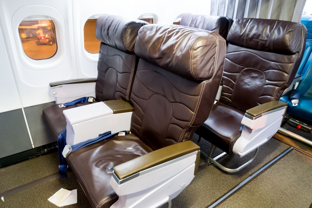 Hawaiian Airlines B717 200 First Class Cabin Seats Rows Photos