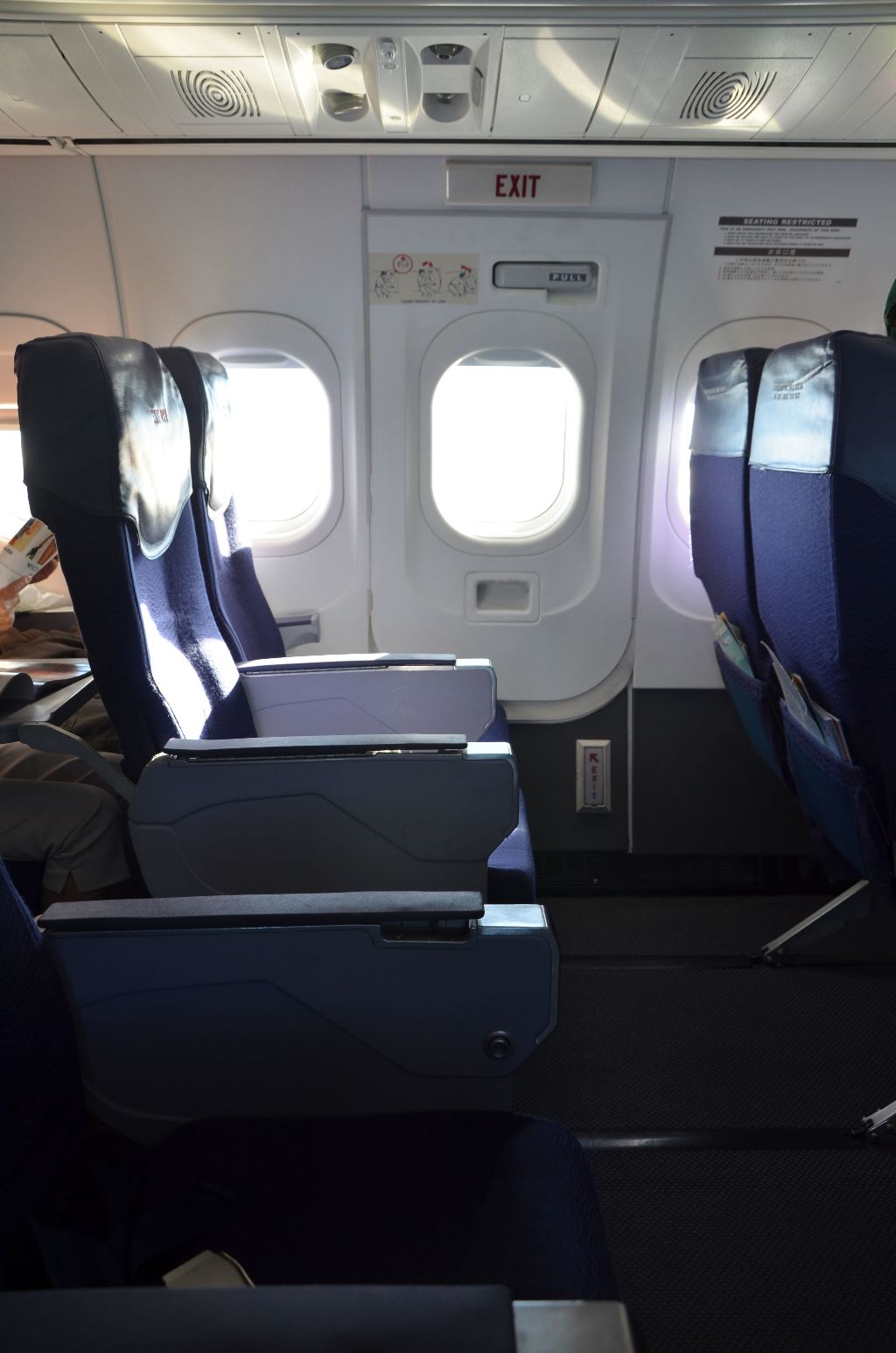 Hawaiian Airlines Boeing 717 200 first class seats row photos