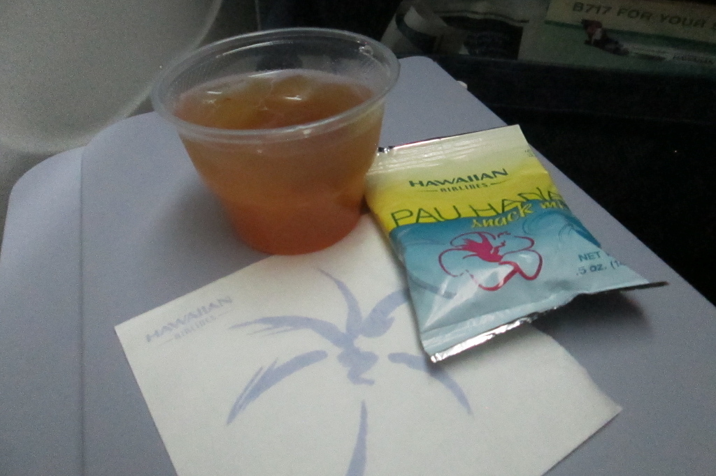 Hawaiian Airlines Boeing 717 200 first class snacks and drinks services