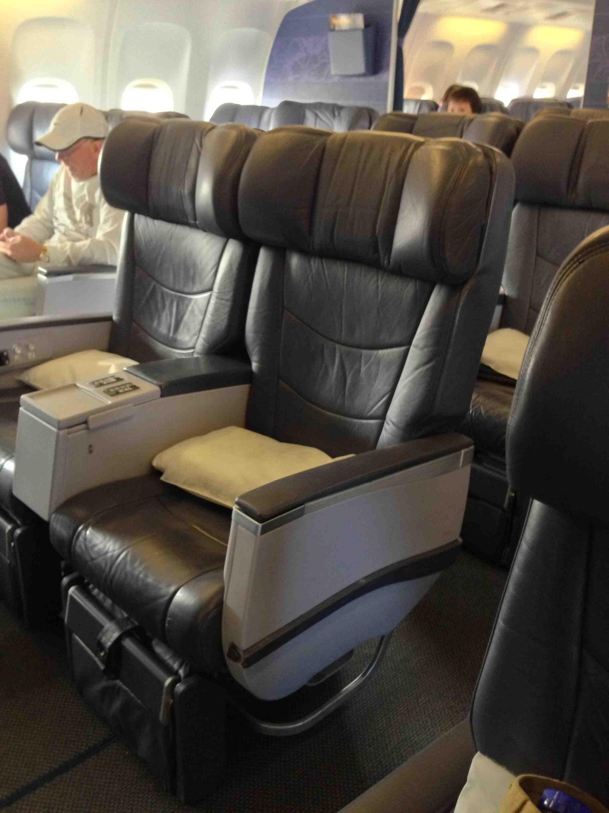 Hawaiian Airlines Boeing 767 300ER First Class Cabin Configuration and Seats layout photos